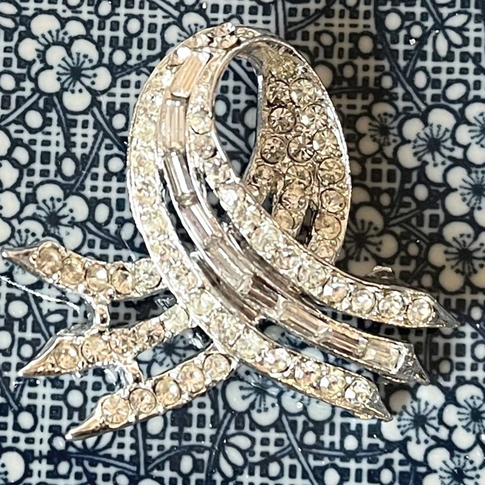 Vintage Art Deco ©TOP Silver Tone Rhodium Plated Clear Rhinestones Ribbon Brooch